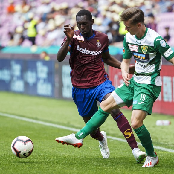 Servette&#039;s defender Sally Sarr, left, fights for the ball with Kriens&#039; midfielder Dario Ulrich, right, during the Challenge League soccer match of Swiss Championship between Servette FC and  ...