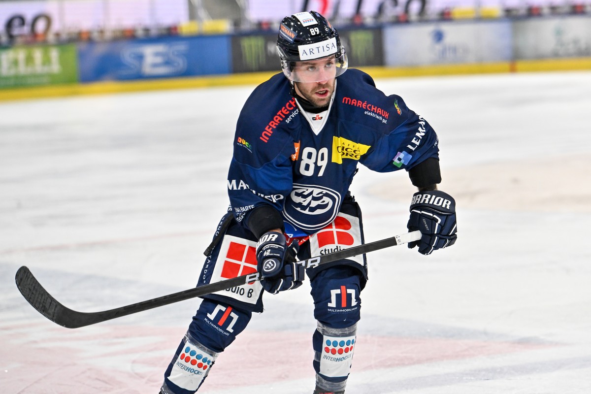 Christopher DiDomenico (HCAP) in action, during the regular season of National League A (NLA) Swiss Championship 2024/25 between HC Ambri Piotta and EV Zug at the ice stadium Gottardo Arena, Switzerla ...