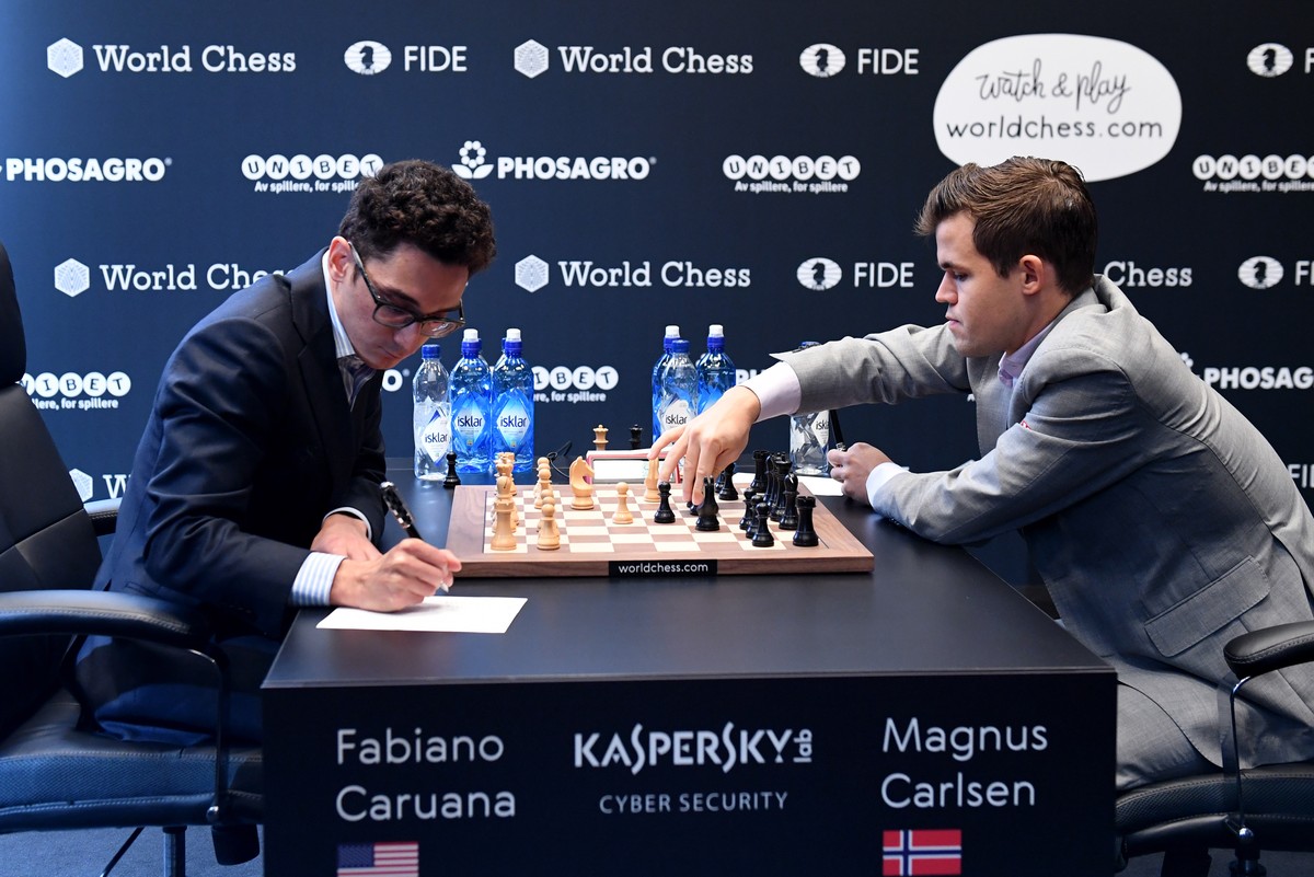 epa07183055 Norway's World Chess Champion Magnus Carlsen (R) plays against US challenger Fabiano Caruana (L) at the Round Ten game during the World Chess Championship 2018 in London, Britain, 22  ...