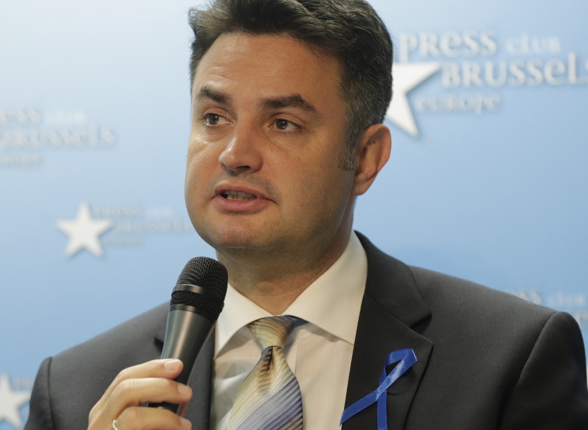 epa09575494 Hungarian opposition leader Peter Marki-Zay gives an international press conference at Brussels Press club, Belgium, 11 November 2021. Marki-Zay was nominated as a candidate by six-party o ...