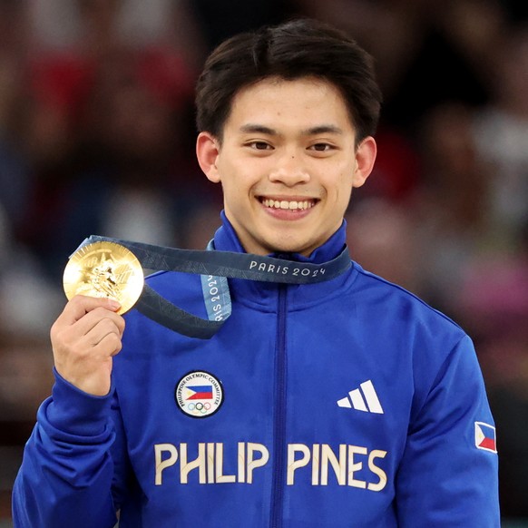 epa11525438 Gold medal winner Carlos Edriel Yulo of Philippines poses on the podium of the Men&#039;s Vault Final of the Artistic Gymnastics competitions in the Paris 2024 Olympic Games, at the Bercy  ...