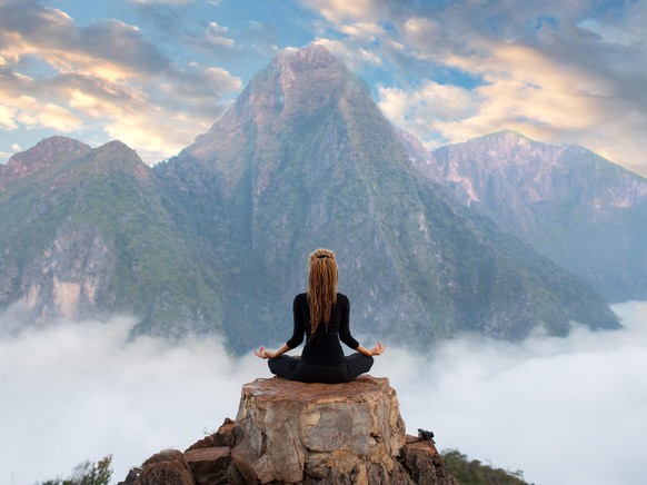 meditation yoga mindfulness frau natur guru yogi esoterik berge