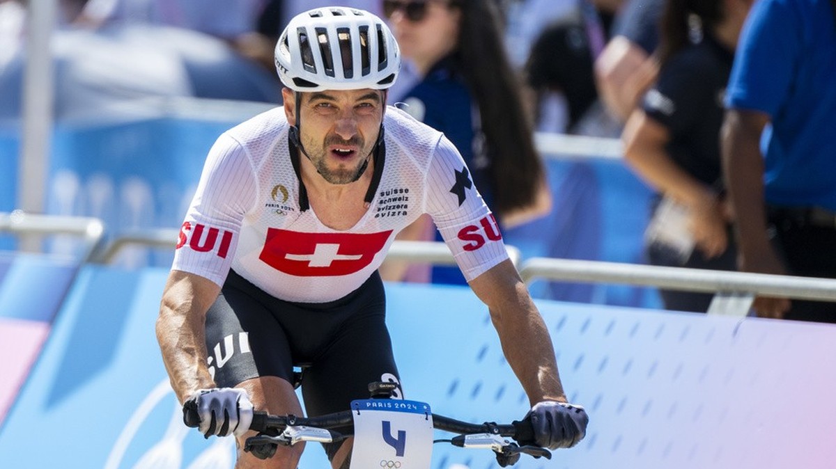 Martin Vidaurre Kossmann of Chile, left, and Nino Schurter of Switzerland #4, in action during the Men's Cross-country race at the 2024 Paris Summer Olympics in Paris, France, Monday, July 29, 20 ...