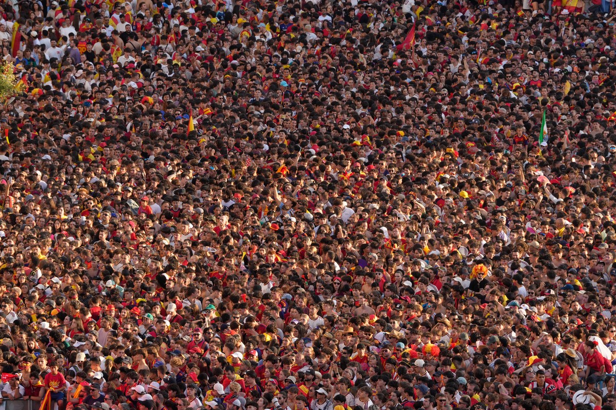Fans crowd together as they wait for the arrival of players from Spain's national soccer team in Madrid on Monday, July 20, 2026, after Spain defeated Argentina in the World Cup final in East Rut ...