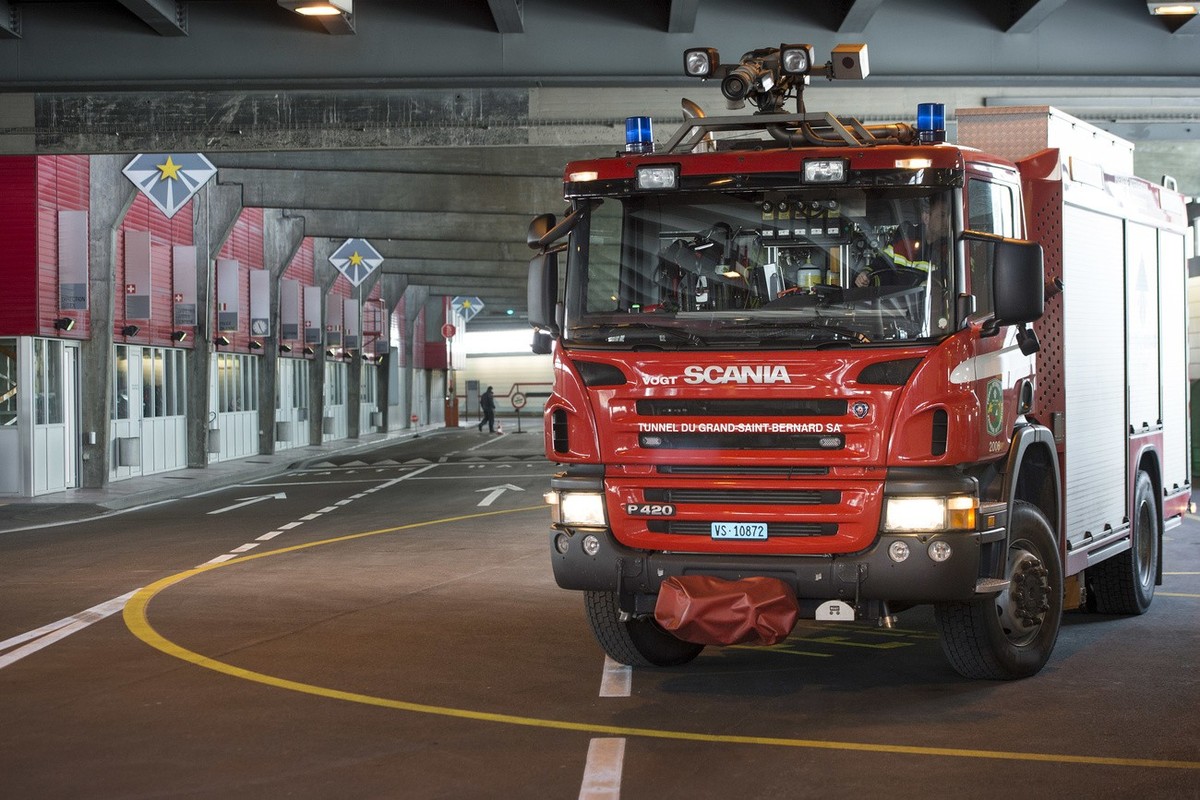 Un pompier roule dans un camion de pompiers a l'entree suisse du tunnel du Grand St-Bernard ce mardi 18 mars 2013 a Bourg-Saint-Pierre en Valais. Le tunnel du Grand-Saint-Bernard, surnomme " ...