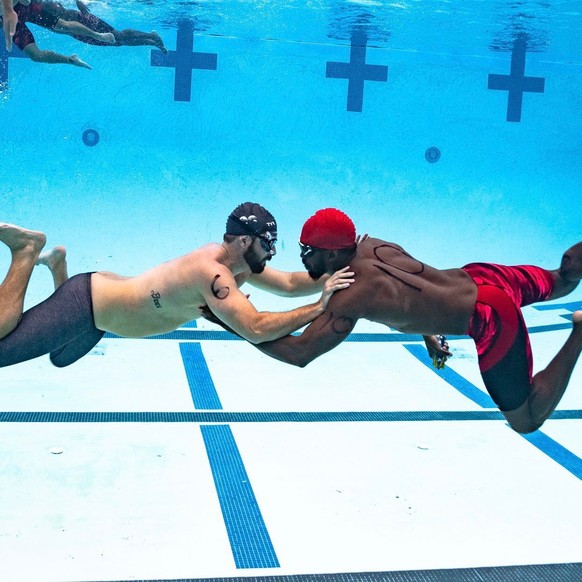 Zwei Spieler unter Wasser messen sich in der Trendsportart «Underwater Torpedo».