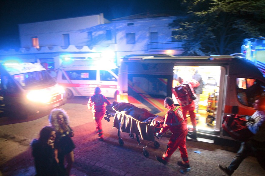 epa07217318 Rescuers assist injured people outside the nightclub &#039;Lanterna Azzurra&#039; in Corinaldo, near Ancona, Marche Region, central Italy, 08 December 2018. At least six people, all but on ...