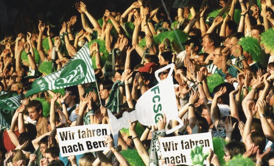 Setzten die Ankündigung um: St.Galler Fans fuhren 1998 in Massen nach Bern.