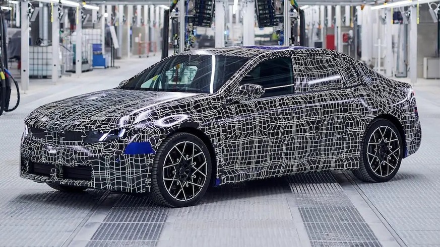 Der elektrische i3 – hier noch getarnt – kommt als Limousine (Foto) und Kombi.