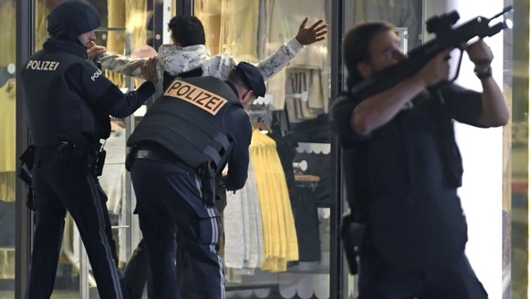 ARCHIV - Schwerbewaffnete Polizisten kontrollieren in der Wiener Innenstadt eine Person. Ein Beamter hat sein Gewehr im Anschlag. Nach den blutigen Anschlägen in Wien, Nizza und Dresden will die EU-Ko ...