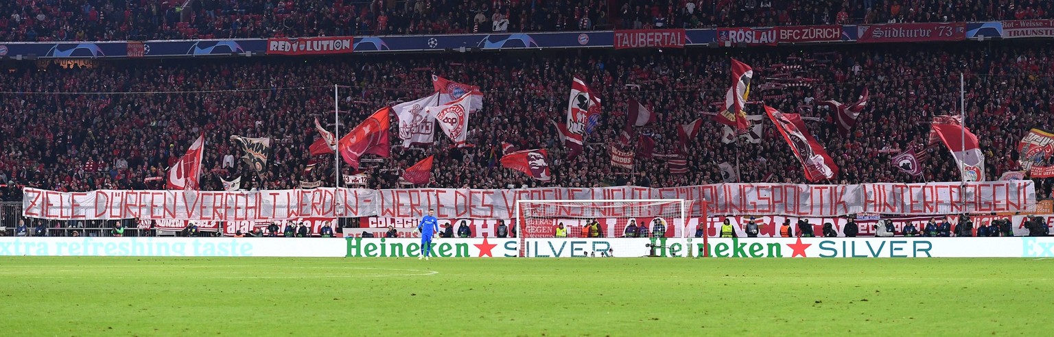 Fußball Champions League Viertelfinale FC Bayern München - Manchester City am 19.04.2023 in der Allianz Arena in München Banner im München Fanblock mit der Aufschrift: Ziele dürfen verfehlt werden - W ...