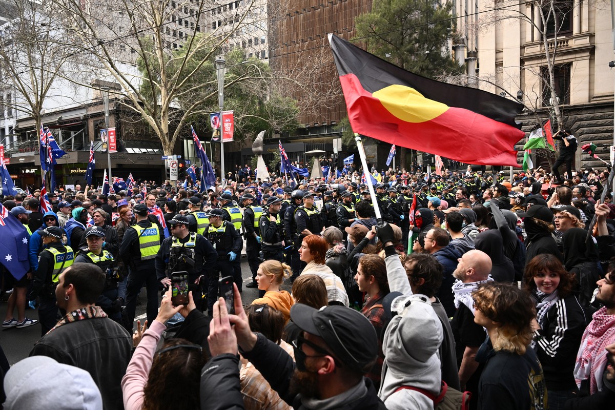 epa12339207 Police officers separate counter-protesters from demonstrators taking part in a March for Australia anti-immigration rally in Melbourne, Australia, 31 August 2025. EPA/JOEL CARRETT AUSTRAL ...