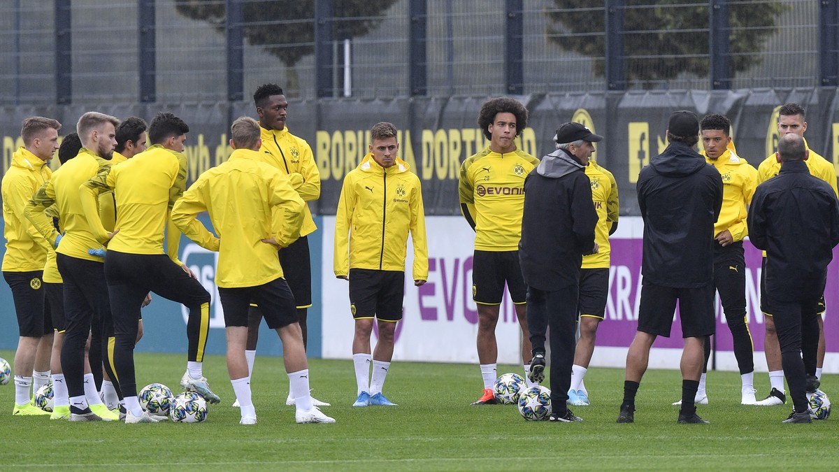 Dortmund's head coach Lucien Favre talks to his team during a training session prior to their Group F Champions League soccer match between Borussia Dortmund and FC Barcelona in Dortmund, Germany ...