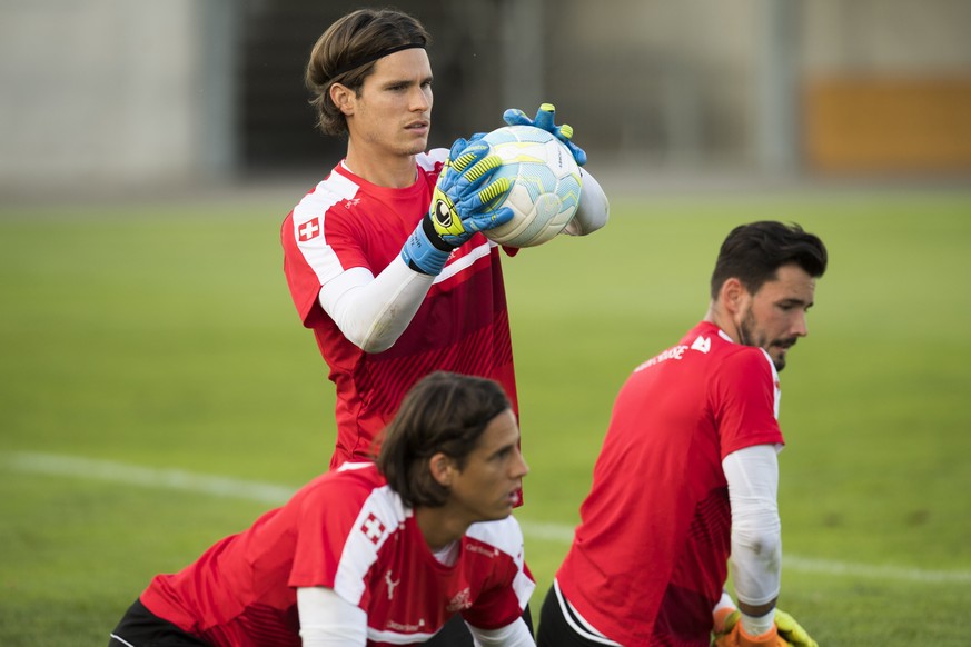 Die Torhueter Yann Sommer, Marwin Hitz und Roman Buerki, von links, beim Training der Schweizer Fussball-Nationalmannschaft in Rapperswil-Jona, am Donnerstag, 1. September 2016. (KEYSTONE/Gian Ehrenze ...