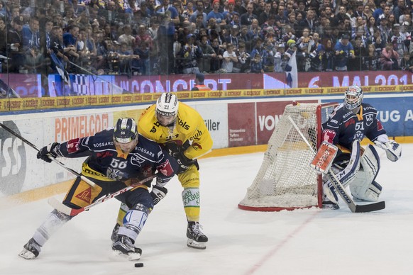 Zugs Timo Helbling, links, kaempft gegen Berns Simon Moser, Mitte, rechts Zug Goalie Tobias Stephan, im sechsten Eishockey Playoff-Finalspiel der National League A zwischen dem EV Zug und dem SC Bern, ...