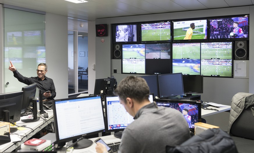 Matthias Hueppi, SRF-Sportmoderator, bei der Vorbereitung auf seine letzte Sportpanorama-Sendung in den SRF-Studios in Zuerich Oerlikon, am Sonntag, 17. Dezember 2017. Hueppi wechselt vom Schweizer Fe ...