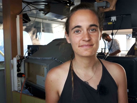 Carola Rackete, die Kapitänin des Flüchtlings-Rettungsschiffs &quot;Sea-Watch 3&quot;, wurde nach dem Andocken im Hafen der italienischen Insel Lampedusa festgenommen.