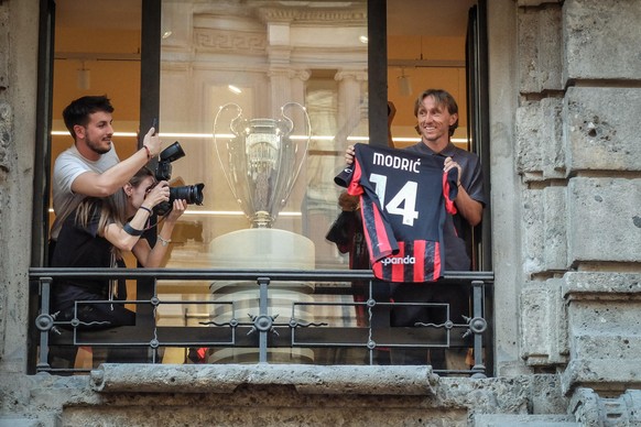 epa12283231 New AC Milan soccer player Croatian Luka Modric greets fans at the Milan Store in Via Dante, Milan, Italy, 4 August 2025. EPA/MATTEO CORNER