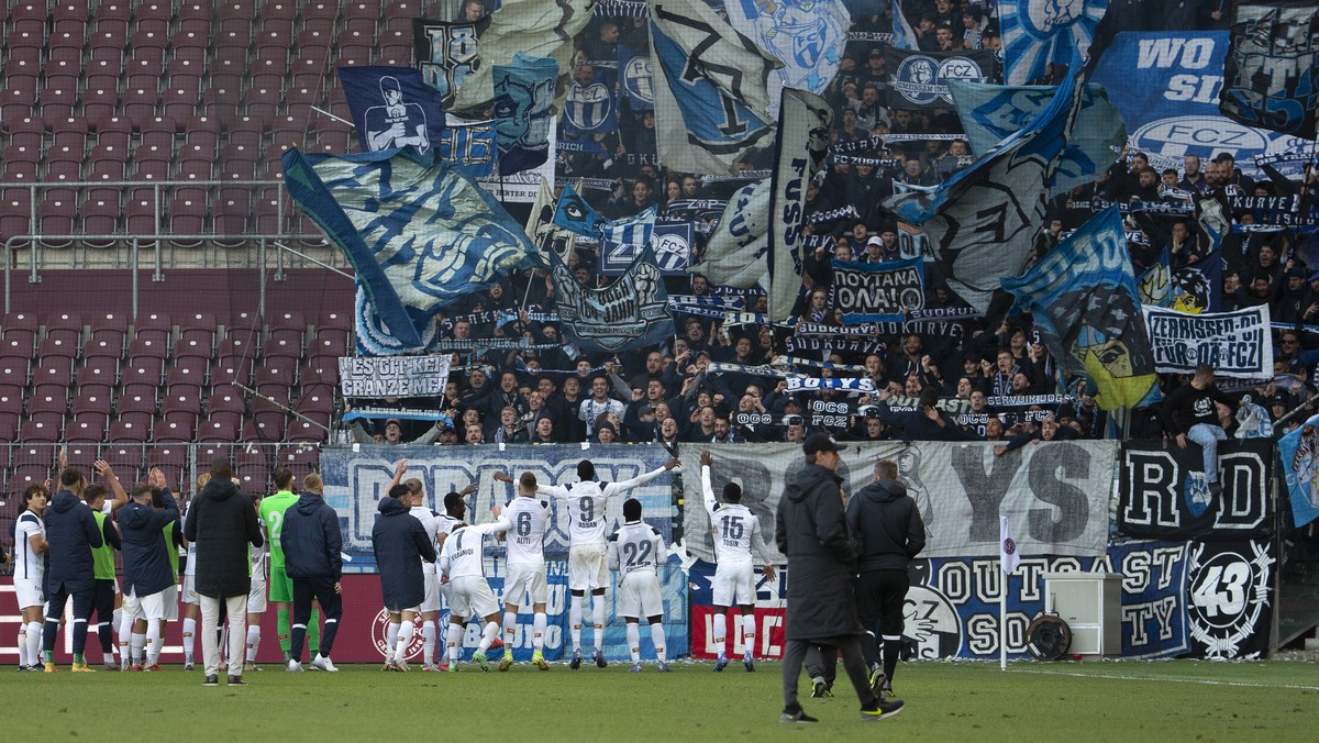 Zurich's players celebrate past supporters after winning against Servette team, during the Super League soccer match of Swiss Championship between Servette FC and FC Zuerich, at the Stade de Gene ...