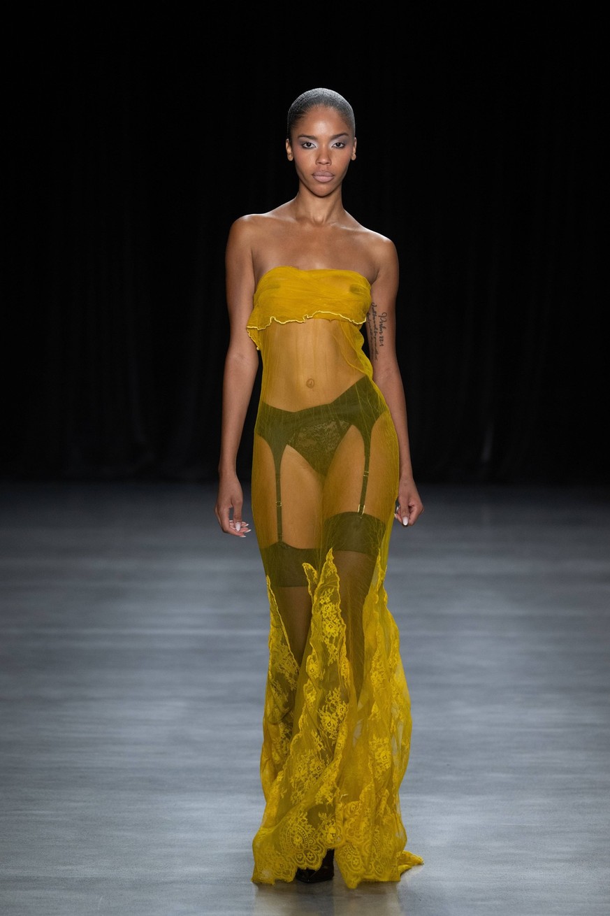 Christian Cowan, Spring 2027 New York Fashion Week, USA - 11 Sep A model walks the runway Models walk the runway at the Christian Cowan fashion show during New York Fashion Week at The Glasshouse on S ...