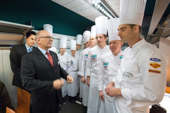 Wolfgang Winter, CEO der Elvetino AG, begrüsste 2013 bei einem Medienauftritt Köche, die neue Menüs kreierten.