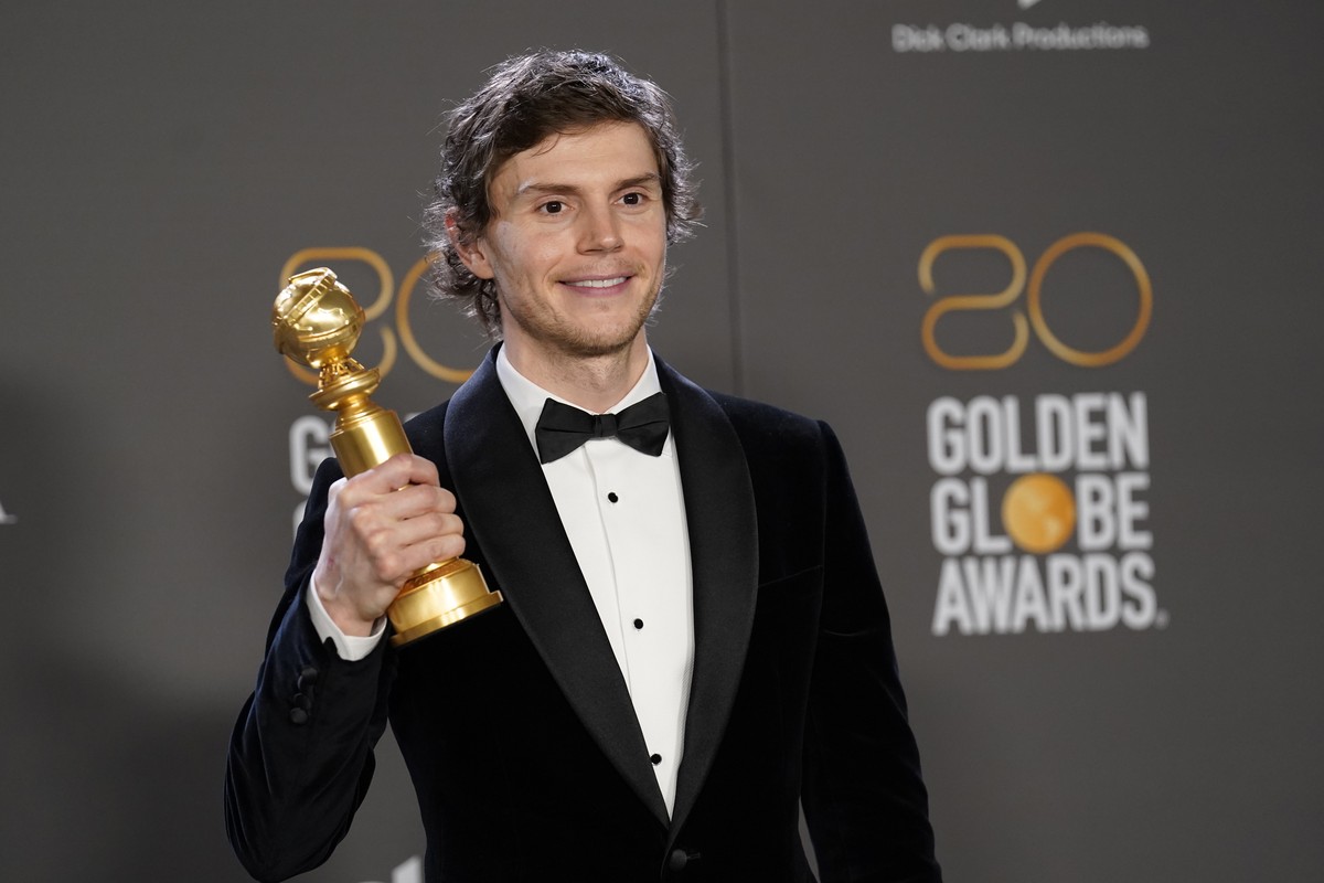 Evan Peters poses in the press room with the award for best performance by an actor in a limited series, anthology series, or a motion picture made for television for "Dahmer - Monster: The Jeffr ...