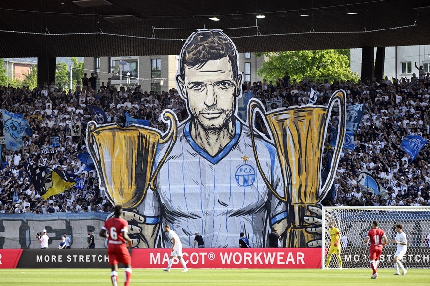 Die Suedkurve und Blerim Dzemaili beim Fussballspiel der Super League FC Zuerich gegen den FC Lugano im Stadion Letzigrund in Zuerich am Montag, 29. Mai 2023. (KEYSTONE/Walter Bieri)