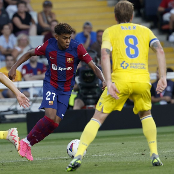 Barcelona&#039;s Lamine Yamal fights for the ball with Cadiz&#039;s Javi Hernandez and Alex Fernandez during a Spanish La Liga soccer match between Barcelona and Cadiz at the Camp Nou stadium in Barce ...