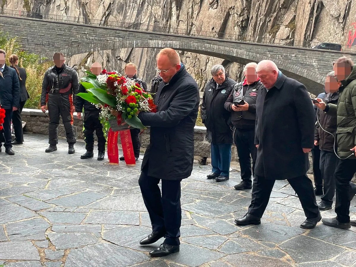 Côte à côte devant le mémorial de Souvorov: les ambassadeurs de Biélorussie et de Russie avec les loups de la nuit et Ferdinand Muheim d'Andermatt.