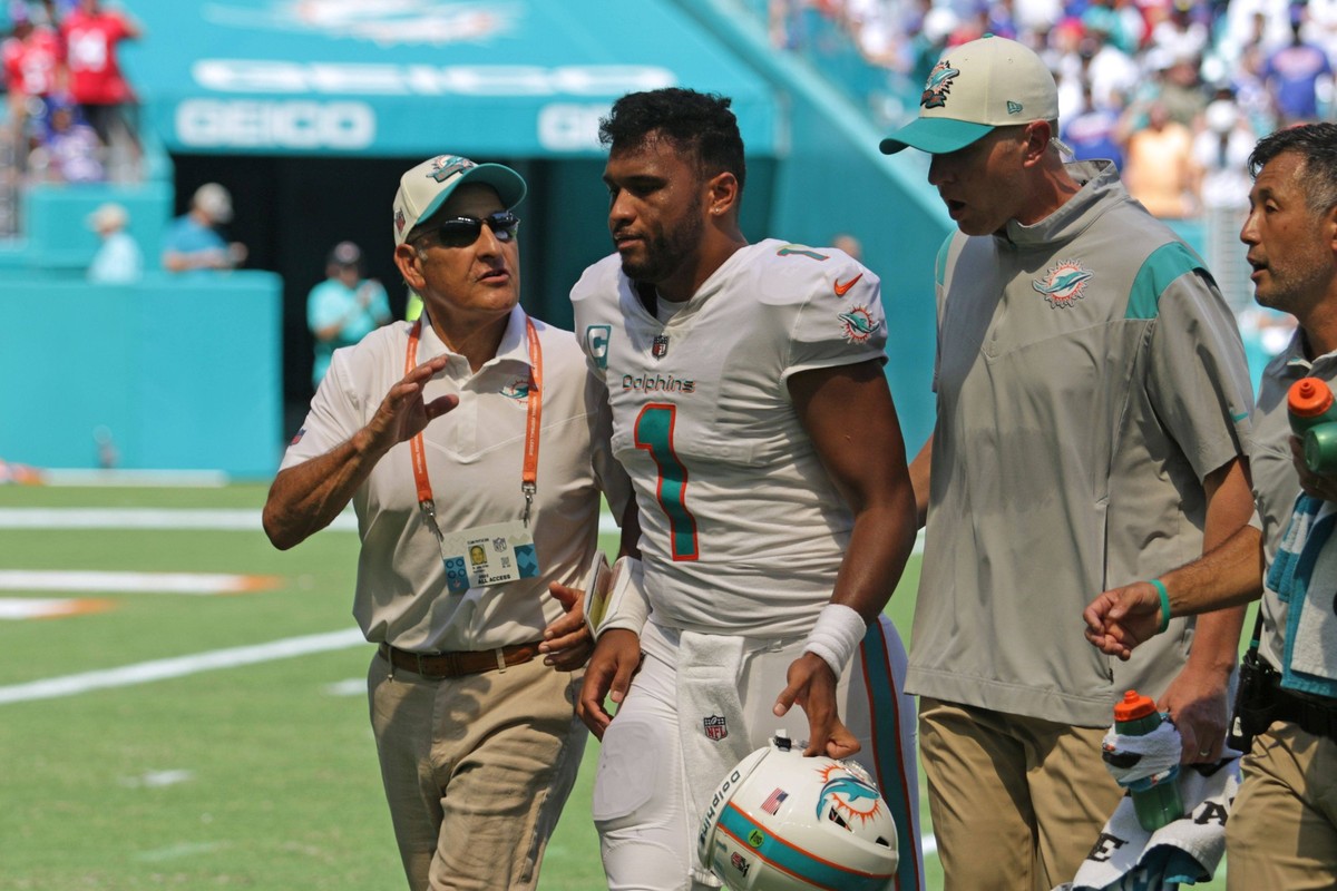 SPORTS-DAVE-HYDE-DOLPHINS-FOLLOWED-CONCUSSION-1-FL Dolphins quarterback Tua Tagovailoa is walked off the field after a hard tackle from the Buffalo Bills during the first half at Hard Rock Stadium on  ...