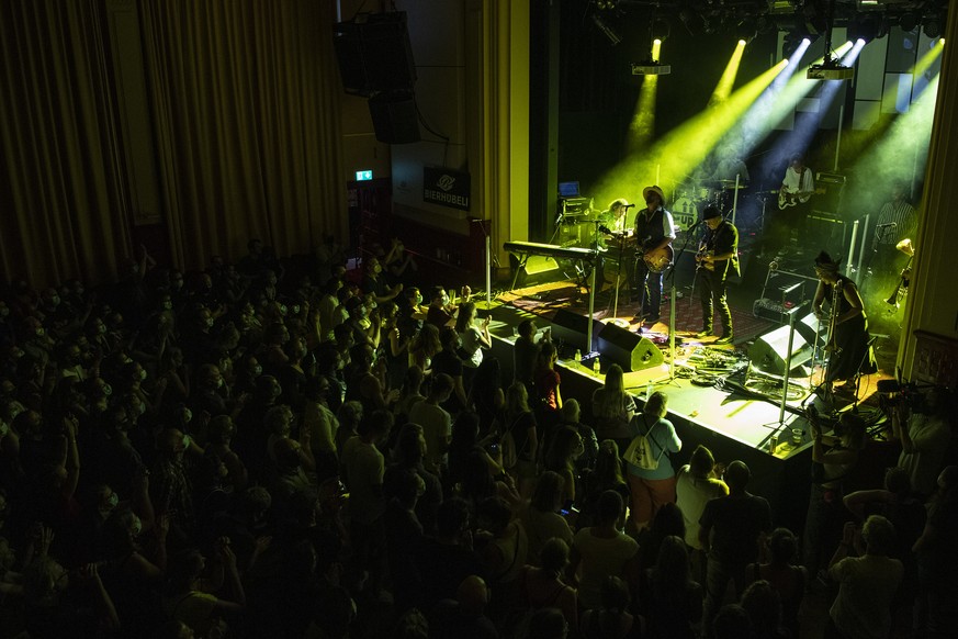 Die Band Patent Ochsner spielt bei einem Pilotversuch vor Publikum, am Montag, 21. Juni 2021, in Bern. Rund fuenfhundert Personen duerfen ohne Maske an dieser Veranstaltung teilnehmen. Sie muessen gei ...