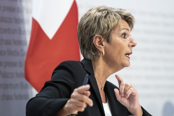 Bundesraetin Karin Keller Sutter spricht an einer Medienkonferenz ueber die Justizinitiative, am Montag, 11. Oktober 2021, in Bern. (KEYSTONE/Peter Schneider)