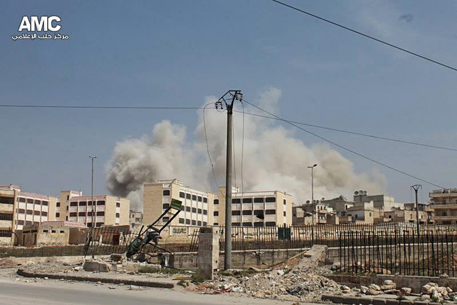 Der Rauch in Aleppo stammt von der Explosion einer Fassbombe.