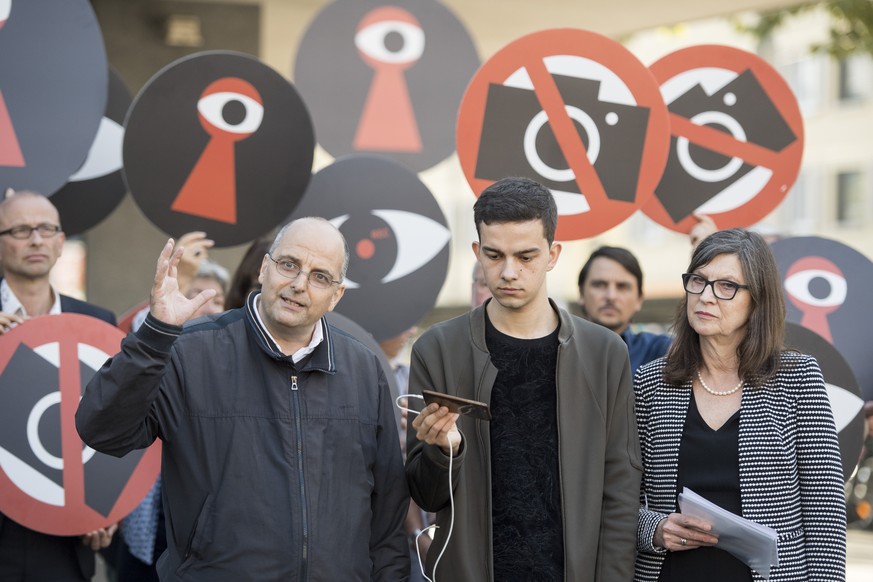 Die Kampagnenleiter Philip Stolkin, Dimitri Rougy und Nationalraetin Silvia Schenke, von links, anlaesslich zum Start des Referendum und der Abstimmungskampagne gegen das Obeservationsgesetz und die U ...