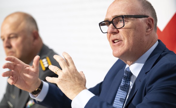 Bundesrat Martin Pfister, rechts, spricht neben Korpskommandant Benedikt Roos, Chef der Armee (CdA), links, an einer Medienkonferenz zu den Leitlinien des Bundesrates fuer die Verteidigung, am Freitag ...