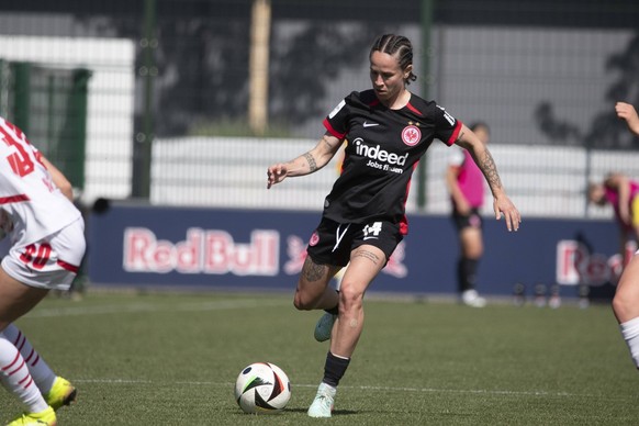 GER, Leipzig, Fu�balll, Google Pixel Frauen Bundesliga, 22. Spieltag, RB Leipzig vs. Eintracht Frankfurt im Bild v.l.: Geraldine Reuteler Eintracht Frankfurt 14, mit Ball, flankt den Ball 11.05.2025,  ...
