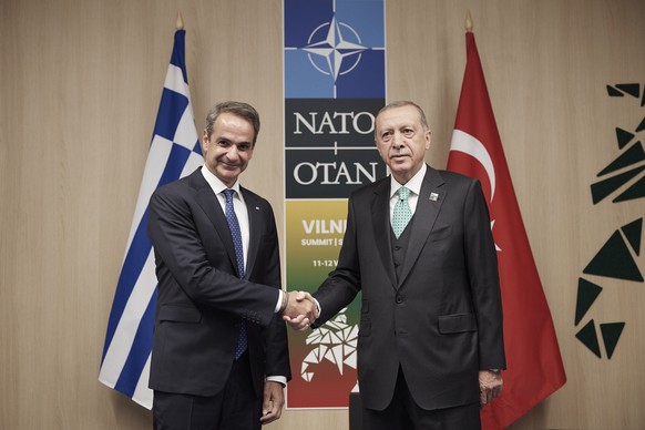 In this photo provided by the Greek Prime Minister&#039;s Office, Greece&#039;s Prime Minister Kyriakos Mitsotakis, left, shakes hands with Turkey&#039;s President Recep Tayyip Erdogan during their me ...