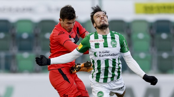 St. Gallens Jeremy Guillemenot, rechts, gegen Luganos Olivier Custodio, links, im Fussball Super League Spiel zwischen dem FC St. Gallen und Lugano, am Sonntag, 24. Januar 2021, im Stadion Kybunpark i ...