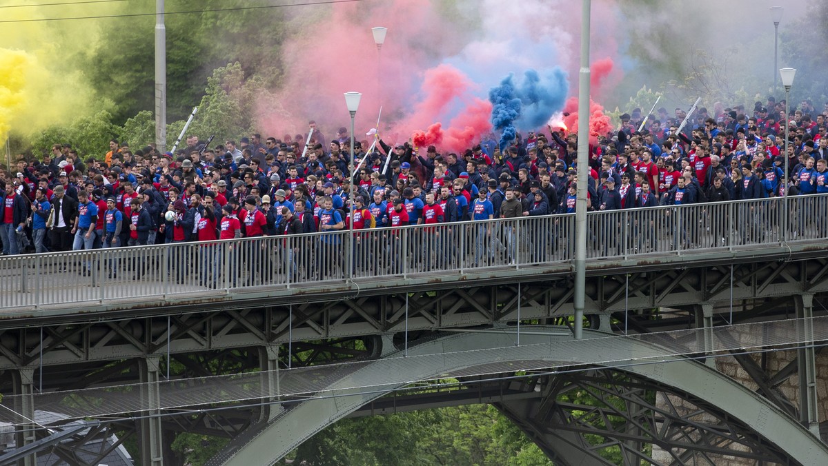 Fans des FC Basel gehen waehrend ihrem Fanmarsch ueber die Kornhausbruecke, vor dem Schweizer Fussball Cupfinalspiel zwischen dem FC Basel und dem FC Thun, am Sonntag 19. Mai 2019, im Stade de Suisse  ...