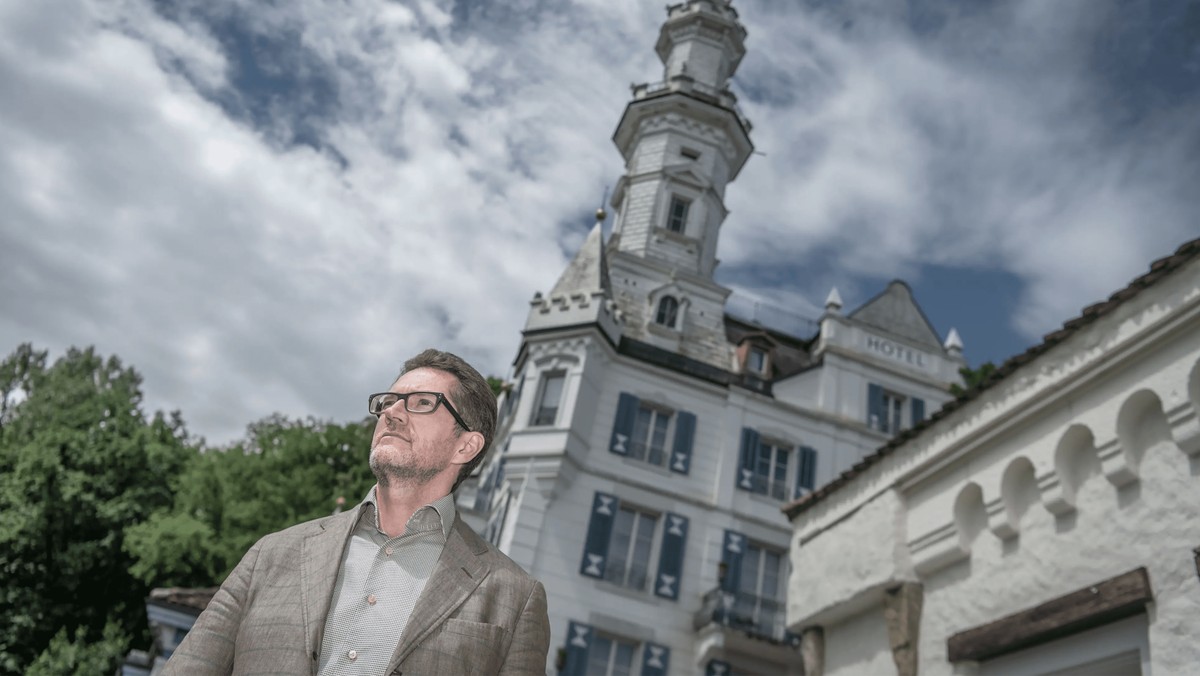 Kirill Androsov à Lucerne, devant le Château Gütsch.