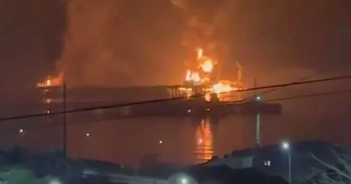 Feuer nach einem ukrainischen Angriff im Hafen von Noworossijsk (Archivbild): Immer wieder hat die Ukraine den wichtigen russischen Ölumschlagsplatz angegriffen.