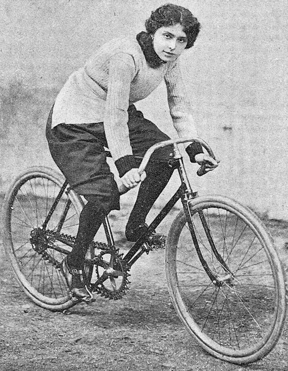 Die Belgierin Hélène Dutrieu war Profi-Radsportlerin und Luftfahrt-Pionierin.
https://commons.wikimedia.org/wiki/File:H%C3%A9l%C3%A8ne_Dutrieu_1898.jpg