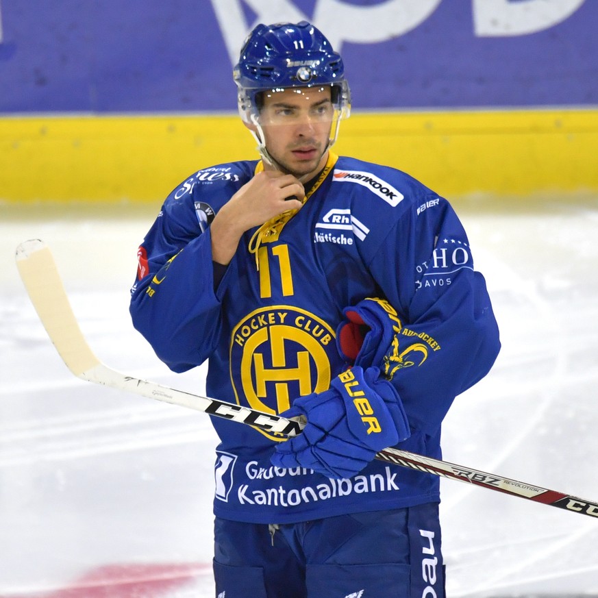 Ein nachdenklicher Davoser, Shane Prince, beim Eishockey Meisterschaftsspiel in der Qualifikation der National League zwischen dem HC Davos und dem HC Ambri-Piotta am Samstag, 22. September 2018, in d ...