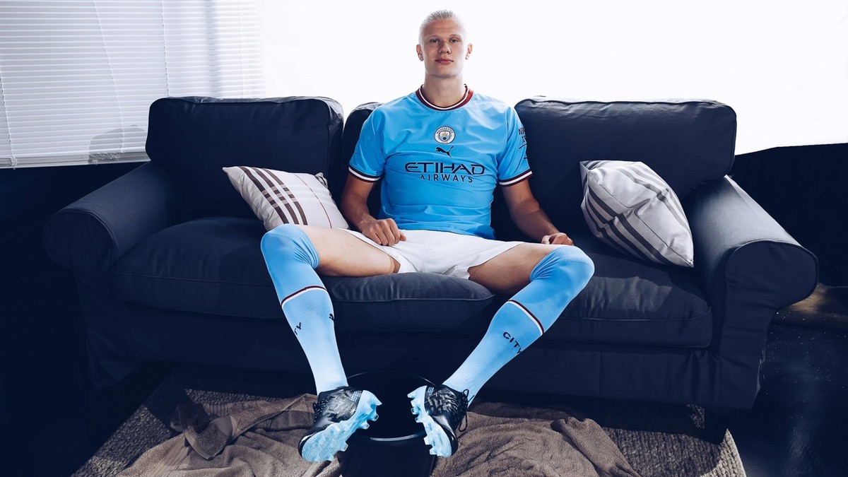 Erling Haaland zeigt sich erstmals im Trikot seines neuen Arbeitgebers.