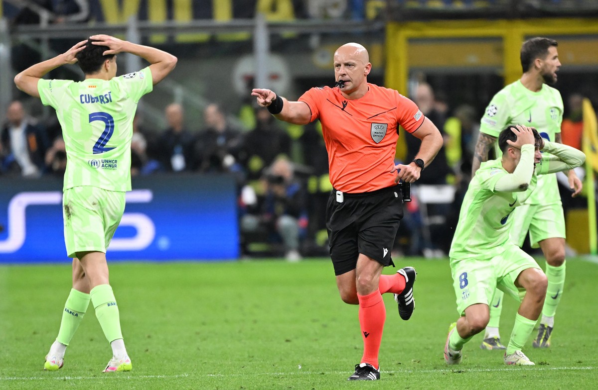 epa12078709 Referee Szymon Marciniak awards a penalty for FC Inter during the UEFA Champions League semifinal 2nd leg soccer match between Inter Milan and FC Barcelona, in Milan, Italy, 06 May 2025. E ...