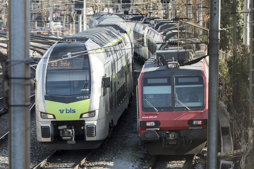 ZUM THEMA FERNVERKEHRSMONOPOL DER SBB UND DIE KONKURRENZ DER BLS AM DONNERSTAG, 19. APRIL 2018, STELLEN WIR IHNEN FOLGENDES BILDMATERIAL ZUR VERFUEGUNG --- Eine BLS Zugskomposition, links, ueberholt e ...