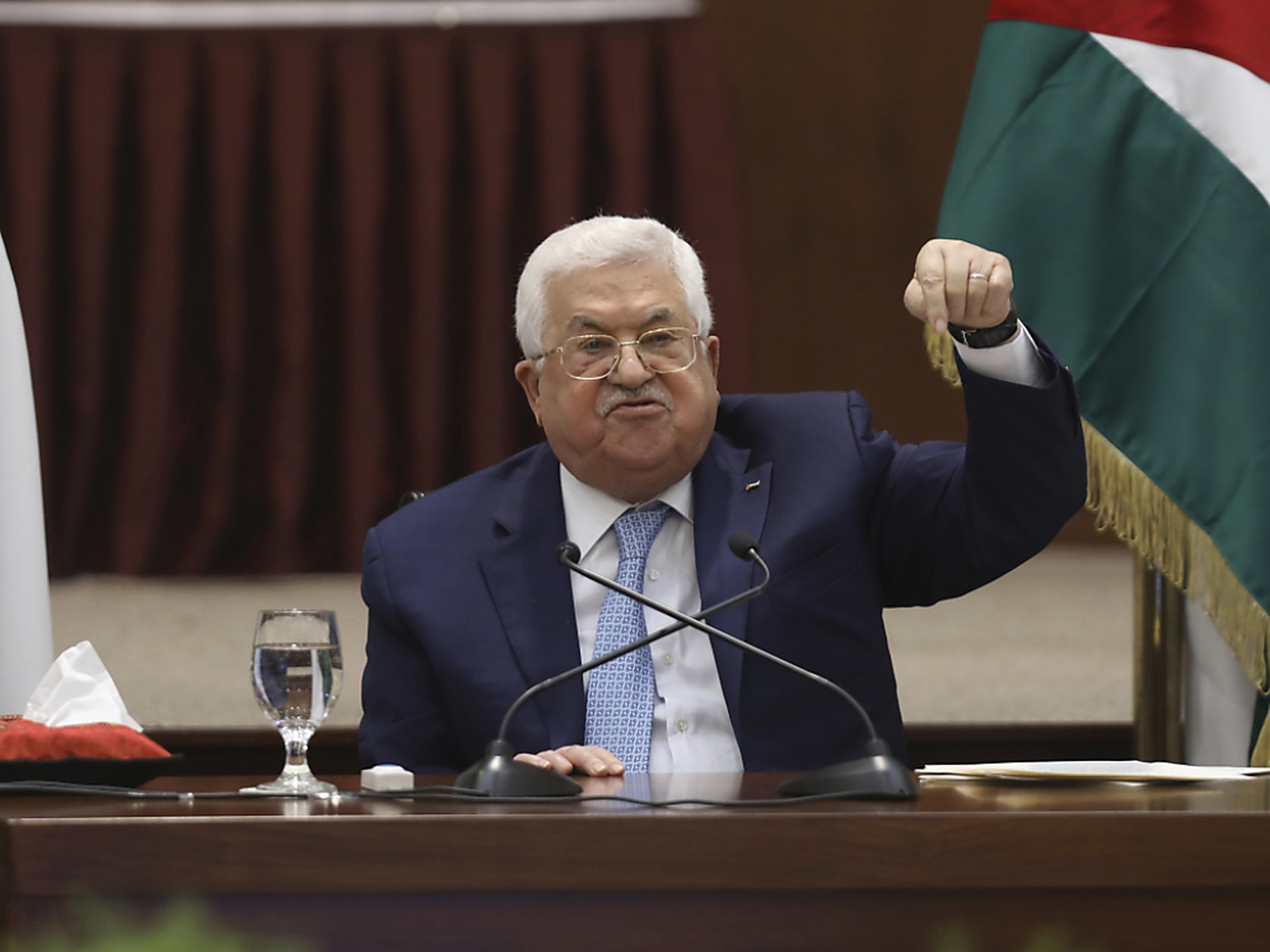 dpatopbilder - Pal�stinenserpr�sident Mahmud Abbas spricht bei einem Treffen der Pal�stinenserf�hrung in seinem Hauptquartier. Foto: Alaa Badarneh/EPA/AP/dpa