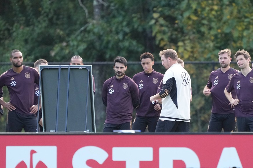 Bundestrainer Julian Nagelsmann Deutschland Germany an der Taktiktafel mit der Mannschaft - Foxborough 10.10.2023: Training Deutsche Nationalmannschaft, New England Revolution, Trainingsgel�nde der De ...