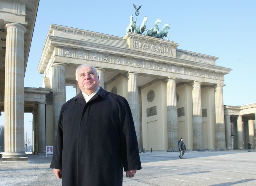 FILE - The Jan. 8, 2003 file photo shows former German chancellor Helmut Kohl passing the Brandenburg Gate during a private walk in Berlin. (AP Photo/Jan Bauer, file)
