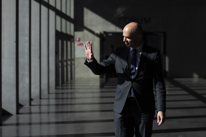 Bundesrat Alain Berset verlaesst das Messegelaende in Luzern, nach einer Pressekonferenz und einem Besuch im Coronavirus &quot;Drive-In&quot; Testcenter des Kantons Luzern, am Dienstag, 31. Maerz 2020 ...